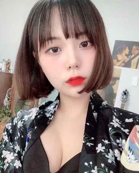 Hiện tại, vẫn chưa biết nữ streamer có phải đối mặt với án phạt nào hay không, nhưng chắc chắn rằng BQT kênh sẽ sớm đưa ra hình thức cảnh cáo cho sự hớ hênh này.