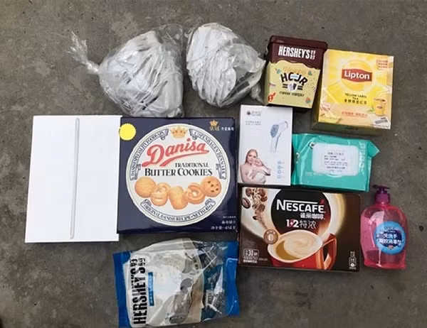 Dù đang trong tâm thế xoay sở đủ cách để đối phó với tác động từ Covid-19, đa phần các ông lớn công nghệ điện tử đều đặt sức khỏe của nhân viên lên hàng đầu, ngoài doanh thu của công ty hay sản lượng sản phẩm. Thậm chí mới đây, Apple còn “ghi điểm” khi bất ngờ gửi tặng những nhân viên bị cách ly gói sản phẩm chăm sóc thể hiện sự quan tâm, động viên sức khỏe của họ, cùng tâm thư ấm tình người.