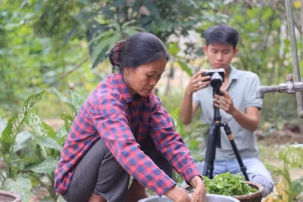 Mặc dù lượng follow khá khiêm tốn so với các kênh YouTube ẩm thực Việt Nam nổi tiếng khác nhưng "Ẩm thực mẹ làm" vẫn tạo được dấu ấn riêng. Mới đây kênh ẩm thực này đạt được thành tích đáng chú ý khi được chính Youtube giới thiệu đến cộng đồng quốc tế.