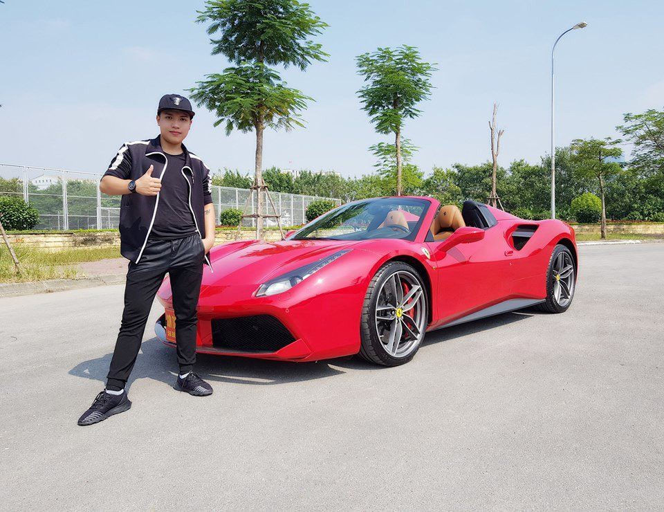 Trong quá khứ, Youtuber này đã khiến người hâm mộ được phen lác mắt trầm trồ khi thấy thần tượng của mình đăng tải hình ảnh đứng cạnh siêu xe Ferrari 488 Spider có giá lên tới 19 tỷ.