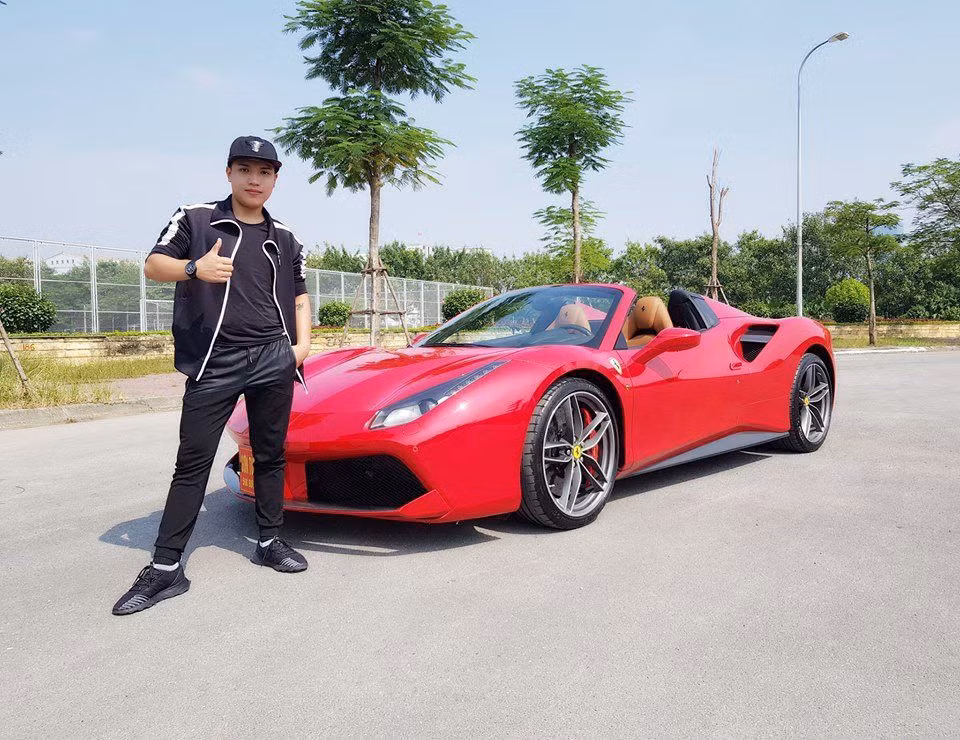 Trong quá khứ, Youtuber này đã khiến người hâm mộ được phen lác mắt trầm trồ khi thấy thần tượng của mình đăng tải hình ảnh đứng cạnh siêu xe Ferrari 488 Spider có giá lên tới 19 tỷ.
