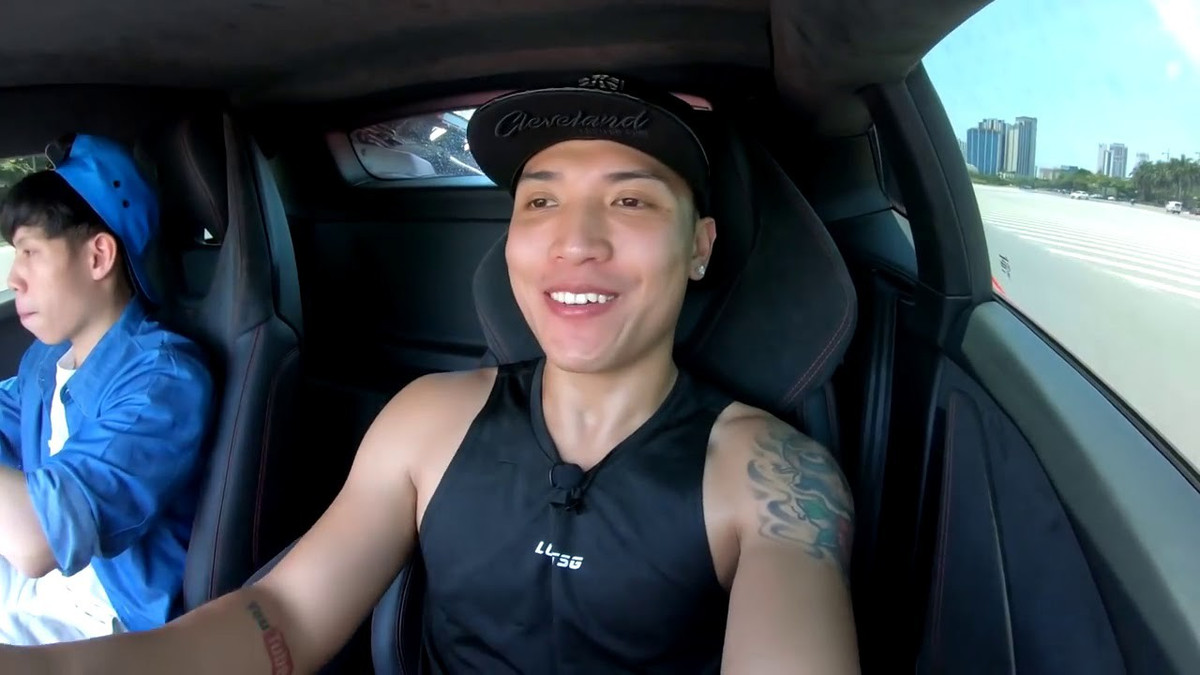 Điều đáng nói, chàng Youtuber đã quay lại clip diễn ra như thật, từ cảnh NTN đi từ Thái Bình lên Hà Nội, tới showroom đặt tiền, lái thử xe trải nghiệm và chốt tiền mua xe.