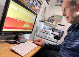 Mua bộ bàn phím này, mang tới cơ quan và cắm vào màn hình có sẵn là đủ để có một bộ PC cơ bản để làm việc với các tác vụ cơ bản.