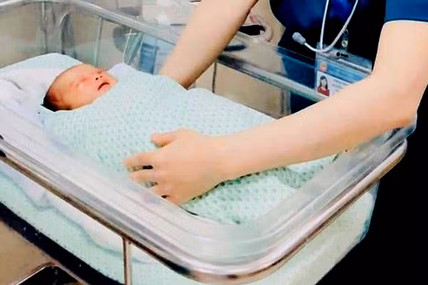 Be so sinh bi bo roi ho ga o Ha Noi chuyen xau, nhiem trung mau nang