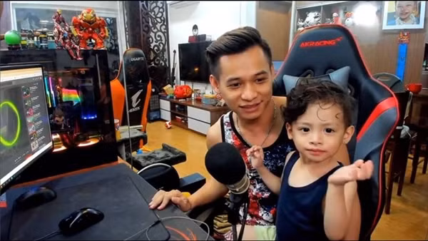 Xuất phát điểm là một hướng dẫn viên du lịch, Độ Phùng bén duyên với PUBG nhờ người bạn thân PewPew hồi năm 2017. Kể từ đó, cái tên MixiGaming và Độ Phùng phất lên như diều gặp gió.