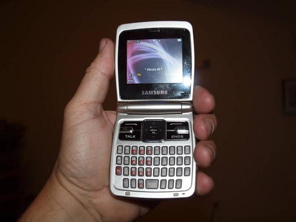 Samsung Cleo (2008): Với Cleo, Samsung đã thành công trong việc "nhét" nguyên cả bàn phím QWERTY vào trong một chiếc điện thoại nắp gập, đặc biệt kích thước chỉ tương đương với một hộp phấn trang điểm. Cleo có màn hình 2,2 inch 220 x 176 pixel, camera 1,3 MP, bộ nhớ 0,055 GB hỗ trợ mở rộng qua thẻ nhớ ngoài, pin dung lượng 800 mAh.