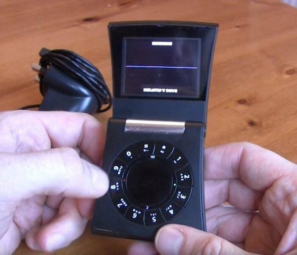 Bang &amp; Olufsen Serene (2006): Đây xứng đáng là một trong những chiếc điện thoại có thiết kế lạ nhất mọi thời đại với một bàn phím kiểu xoay và hình khối thân máy hình thang. Chiếc điện thoại này là cái bắt tay giữa Samsung và công ty âm thanh Bang &amp; Olufsen, theo đánh giá người dùng sẽ cần đến một chiếc tuốc nơ vít để có thể mở xem phần pin và thẻ SIM của chiếc máy.