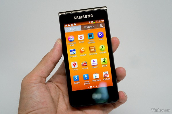 Samsung Galaxy Golden (2013): Ngay cả trong kỉ nguyên của những chiếc smartphone, Samsung cũng không tử bỏ những chiếc điện thoại nắp gập. Bằng chứng là chiếc Samsung Galaxy Golden ra mắt năm 2013 có đến 2 màn hình: mình cảm ứng kích thước 3,7 inch bên trên nắp máy và một màn hình được bố trí bên trong điện thoại.