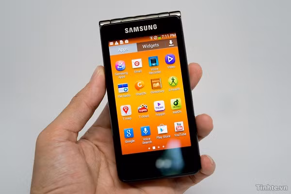 Samsung Galaxy Golden (2013): Ngay cả trong kỉ nguyên của những chiếc smartphone, Samsung cũng không tử bỏ những chiếc điện thoại nắp gập. Bằng chứng là chiếc Samsung Galaxy Golden ra mắt năm 2013 có đến 2 màn hình: mình cảm ứng kích thước 3,7 inch bên trên nắp máy và một màn hình được bố trí bên trong điện thoại.