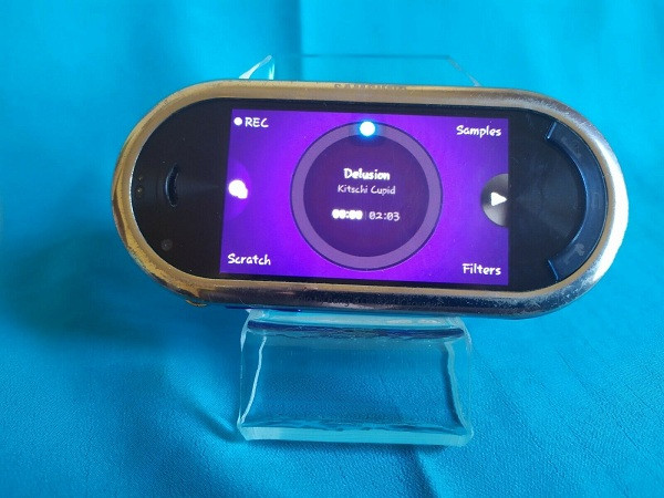 Samsung Galaxy Beat DJ (2009): Được thiết kế để phục vụ việc nghe nhạc và cả...đánh DJ, chiếc điện thoại có ngoại hình khá kỳ lạ này cài sẵn một ứng dụng DJ để người dùng có thể khám phá. Dù vậy, Galaxy Beat DJ được cho là không nhận được nhiều thành công bởi chính đánh DJ là “một trong những tính năng không được sử dụng nhất mọi thời đại"