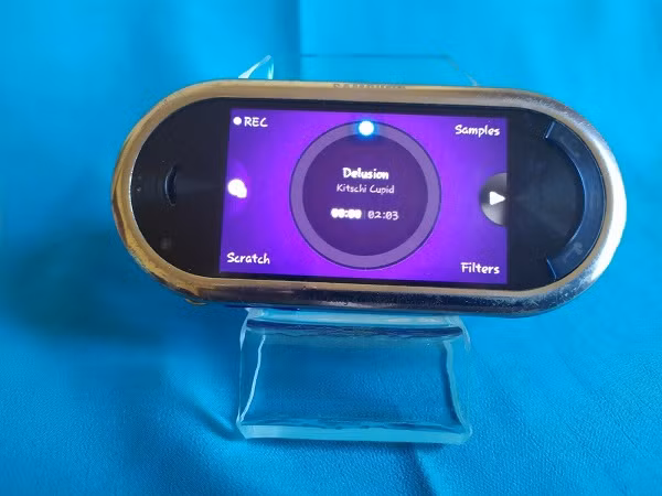 Samsung Galaxy Beat DJ (2009): Được thiết kế để phục vụ việc nghe nhạc và cả...đánh DJ, chiếc điện thoại có ngoại hình khá kỳ lạ này cài sẵn một ứng dụng DJ để người dùng có thể khám phá. Dù vậy, Galaxy Beat DJ được cho là không nhận được nhiều thành công bởi chính đánh DJ là “một trong những tính năng không được sử dụng nhất mọi thời đại"