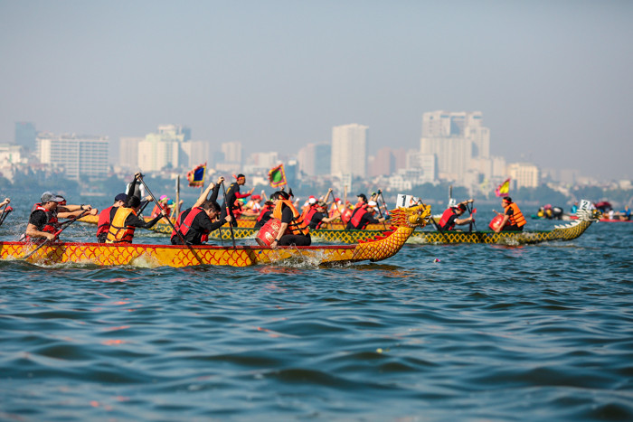 Lễ hội bơi chải thuyền rồng Hà Nội 2020 mở rộng có 32 đội thuyền đến 5 tỉnh, thành, 3 doanh nghiệp, CLB Đua thuyền Hồ Tây và 6 tổ chức, Đại sứ quán, hội cựu sinh viên các nước tại TP Hà Nội gồm: Cơ quan Liên Hiệp Quốc, Vương quốc Anh, Mỹ, Đan Mạch, Thuỵ Điển và Úc.