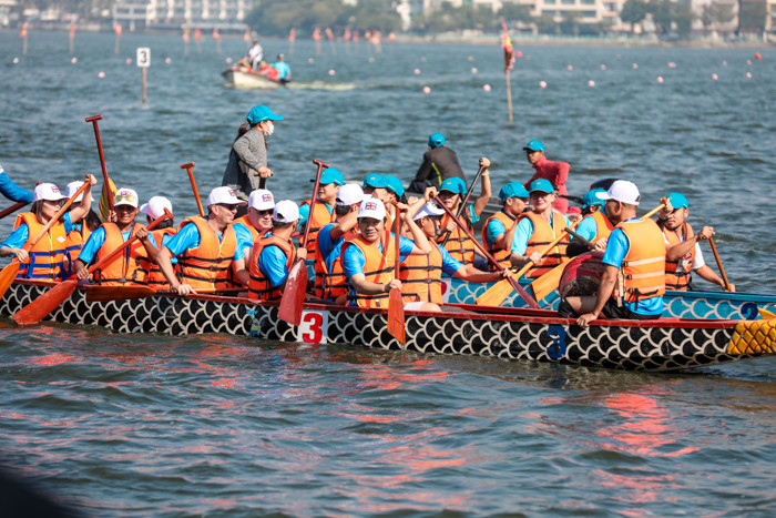 Giải đấu được chia thành ba nhóm: nhóm đội mạnh các tỉnh, thành phố; nhóm thuyền các quận, huyện (gồm tám quận, huyện của Hà Nội: Tây Hồ, Hoàng Mai, Bắc Từ Liêm, Thanh Trì, Đan Phượng, Chương Mỹ, Mỹ Đức, Ba Vì) và nhóm phong trào dành cho thành viên các tổ chức, sứ quán, doanh nghiệp yêu thích môn thuyền rồng.