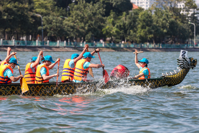 Các đội thi tranh tài gay cấn. Trong buổi sáng là khoảng thời gian cho vòng loại. Vòng bán kết và chung kết diễn ra từ 13h30 chiều.