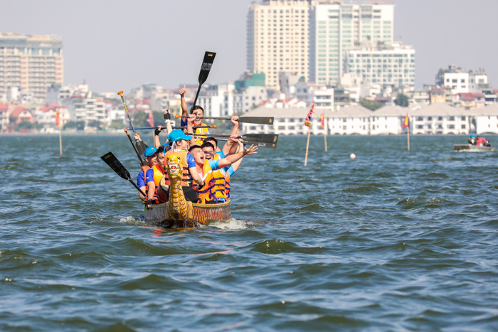 Các đội tham gia thực hiện xuất phát từ phía đường Nguyễn Đình Thi, bơi dọc theo đường Thanh Niên, về phía chùa Trấn Quốc, sau đó quay đầu với tổng chiều dài quãng đường là 500m.
