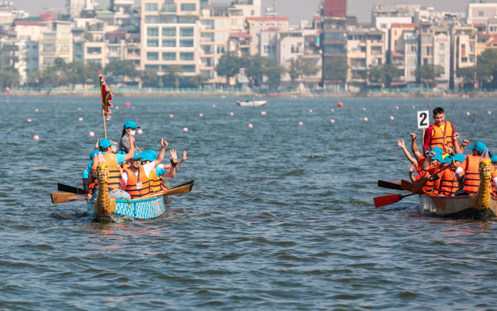 Các đội sẽ thi tài ở khoảng cách 500m, mỗi đội thuyền có 12 tay chèo nam nữ.