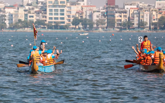 Các đội sẽ thi tài ở khoảng cách 500m, mỗi đội thuyền có 12 tay chèo nam nữ.