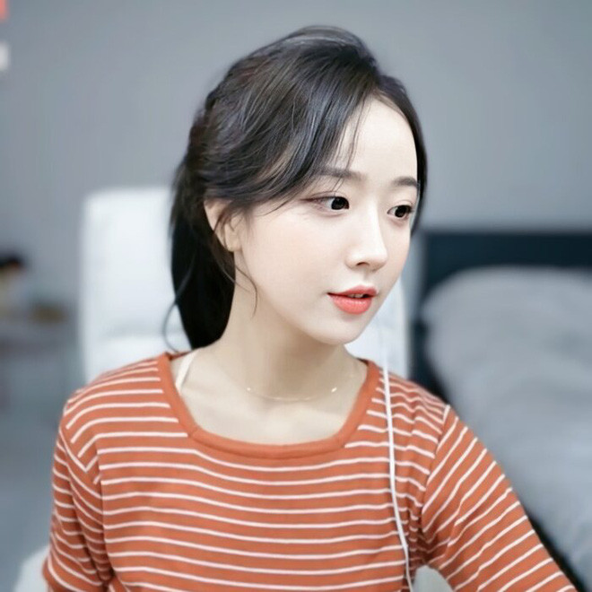 Ngoài biệt danh là "thánh nữ Mukbang" cùng những video ẩm thực trên YouTube, cô nàng Park Min Jung còn là một streamer 9x nổi tiếng trong cộng đồng mạng Hàn Quốc.