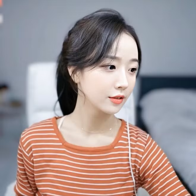 Ngoài biệt danh là "thánh nữ Mukbang" cùng những video ẩm thực trên YouTube, cô nàng Park Min Jung còn là một streamer 9x nổi tiếng trong cộng đồng mạng Hàn Quốc.