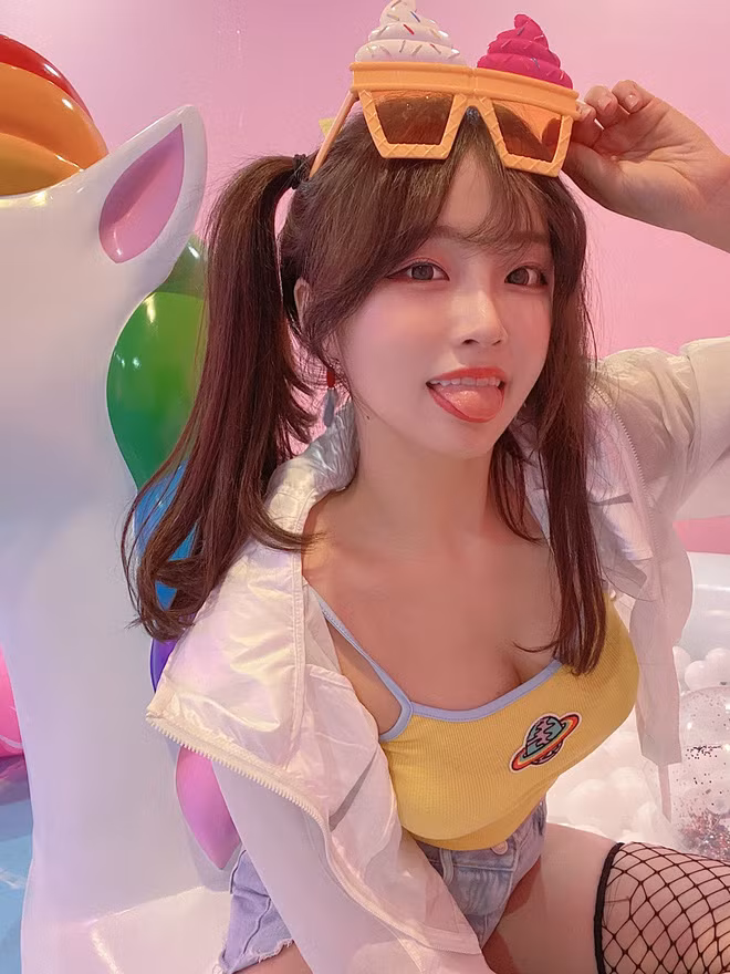 Ngoài streamer, Coco còn được biết đến là YouTuber, cosplayer tại Hàn Quốc.