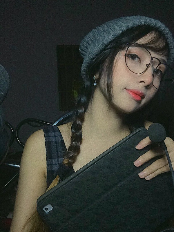 Nữ streamer lai này theo đuổi phong cách cực kỳ gợi cảm, đủ sức đốt cháy mọi ánh nhìn. Cô nàng thường xuyên xuất hiện trong những tấm hình khoe trọn body quyến rũ.