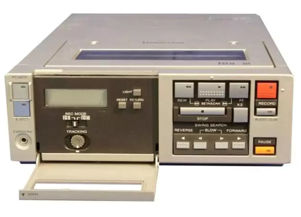 Cạnh tranh với định dạng VHS của JVC, Sony ra mắt Betamax cho chất lượng hình ảnh ấn tượng trong hình hài nhỏ gọn, chắc chắn. Do việc không nhượng quyền giấy phép, máy chiếu phim gia đình này không có sự ủng hộ của các nhà sản xuất như Hitachi, Mitsubishi và Sharp.