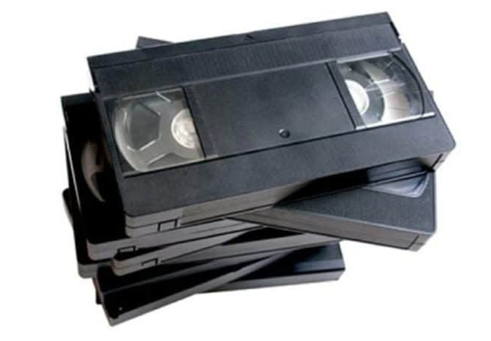 Băng từ VHS của JVC bất ngờ vượt qua Betamax của Sony, trở thành định dạng được ưa chuộng những năm thập niên 70, 80 thế kỷ trước. VHS sử dụng băng từ đóng trong đĩa cassette nhựa cho thời gian phát hình tới 5 tiếng. Sau khi loại đĩa quang như DVD xuất hiện những năm 1990, VHS mới dần giảm sức ảnh hưởng của mình.