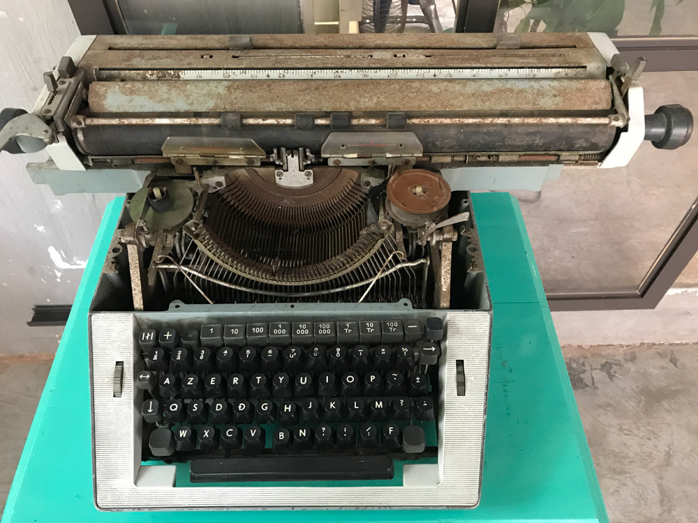 Máy đánh chữ được tạo ra từ những năm 1860 giúp mọi người soạn thảo tài liệu nhanh hơn và tuân theo chuẩn trình bày chung. Đặc biệt, cỗ máy này không cần dùng tới điện. Dù được cải tiến và phát triển trong hơn 100 năm, nhưng máy đánh chữ cơ học không thể đáp ứng nhu cầu của dân văn phòng. Nó dần được thay thế bởi máy tính cá nhân.