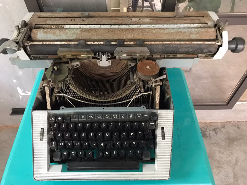 Máy đánh chữ được tạo ra từ những năm 1860 giúp mọi người soạn thảo tài liệu nhanh hơn và tuân theo chuẩn trình bày chung. Đặc biệt, cỗ máy này không cần dùng tới điện. Dù được cải tiến và phát triển trong hơn 100 năm, nhưng máy đánh chữ cơ học không thể đáp ứng nhu cầu của dân văn phòng. Nó dần được thay thế bởi máy tính cá nhân.