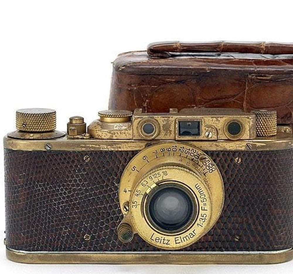 Máy ảnh cơ vẫn là thiết bị tuyệt vời để ghi lại những khoảnh khắc ý nghĩa và cho ra bức hình chất lượng. Ngày nay, các nhiếp ảnh gia chuyên nghiệp vẫn dùng tới máy ảnh nhưng được tích hợp công nghệ kỹ thuật số. Trước làn sóng của thiết bị thông minh, máy ảnh đứng trước nguy cơ bị lãng quên, đặc biệt những chiếc máy cơ “cổ kính”.