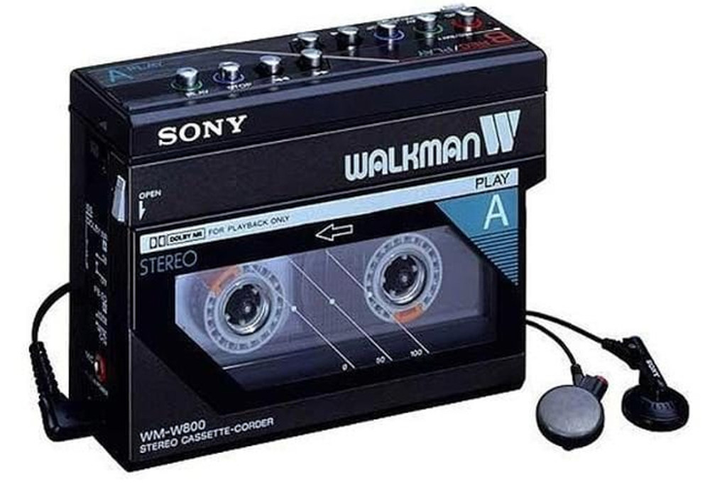 Ra mắt lần đầu tiên năm 1979, máy nghe nhạc Sony Walkman tạo nên cuộc cách mạng kỹ thuật số thực sự. Nhỏ gọn, thời trang, thiết bị nhanh chóng trở thành món đồ công nghệ được giới trẻ yêu thích. Walkman phiên bản đời đầu chạy băng cassette.