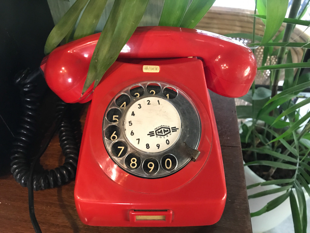 Trước khi màn hình cảm ứng ra đời, nhân loại chỉ biết dùng đến phím bấm. Trong đó, điện thoại quay số trở thành kỷ niệm ghi dấu ấn đậm nét. Nó có cấu tạo dạng vòng tròn, mỗi số tương ứng với một lỗ để cho vừa ngón tay vào rồi quay.