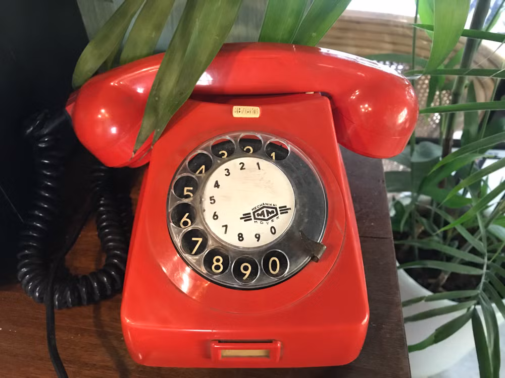 Trước khi màn hình cảm ứng ra đời, nhân loại chỉ biết dùng đến phím bấm. Trong đó, điện thoại quay số trở thành kỷ niệm ghi dấu ấn đậm nét. Nó có cấu tạo dạng vòng tròn, mỗi số tương ứng với một lỗ để cho vừa ngón tay vào rồi quay.