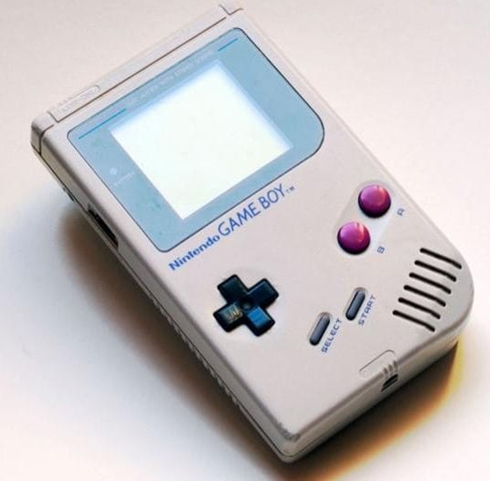 Game Toy ra mắt năm 1989 đã trở thành huyền thoại trong làng game thế giới cùng trò chơi “đình đám” một thời Tetris. Thiết bị nhỏ gọn dễ dàng mang đi hỗ trợ game 8-bit và màn hình 160 x 144 pixel. Đây được coi như máy chơi game theo đúng nghĩa đầu tiên trên thế giới. Phiên bản kế tiếp Game Boy Color và Game Boy Advance trở thành những cỗ máy thành công trên toàn cầu.