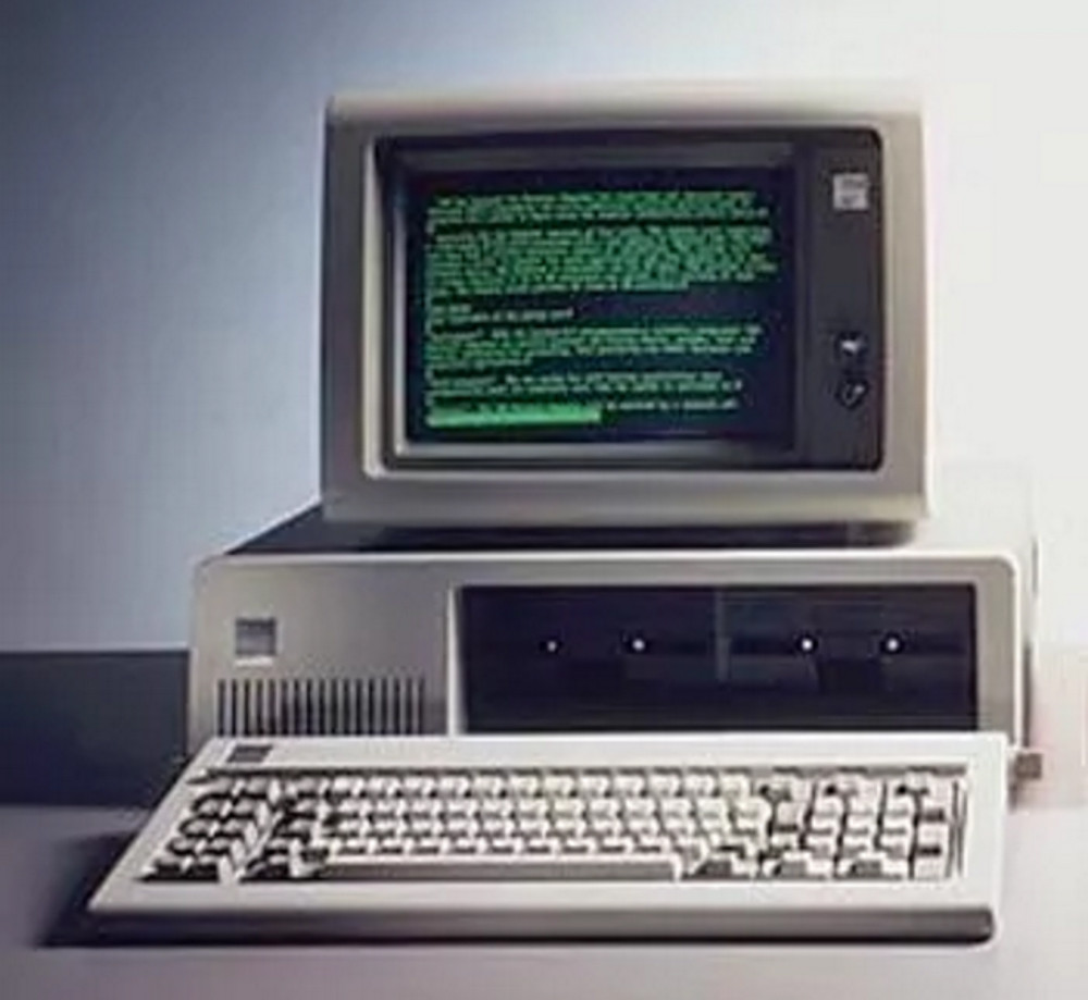 Những thế hệ màn hình TV và máy tính đầu tiên hầu hết sử dụng công nghệ CRT. Người ta dùng ống phóng CRT tạo ra các tia điện tử đập vào màn hình huỳnh quang, qua đó hiển thị các điểm ảnh theo mong muốn. Sau này, loại màn hình nhỏ gọn và tiết kiệm điện năng như OLED, LED và LCD dần thay thế chuẩn CRT cồng kềnh, ngốn điện.