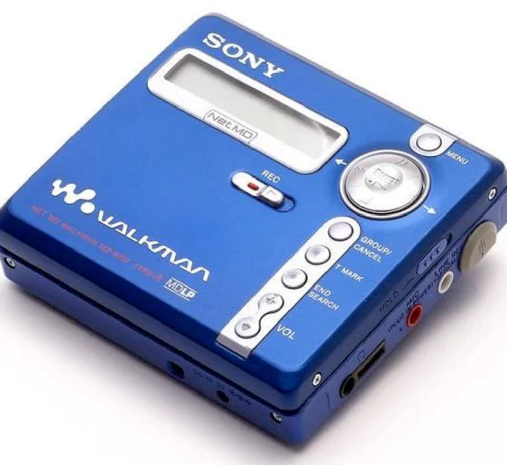 Năm 1992, Sony lần đầu tiên công bố chiếc máy nghe nhạc MiniDisc nhỏ gọn, chất lượng gần ngang với đĩa CD. Sản phẩm nhanh chóng chinh phục những người yêu nhạc trên khắp thế giới. Sony chỉ khai tử MiniDisc vào năm 2013 khi công nghệ đã thay đổi quá nhiều.