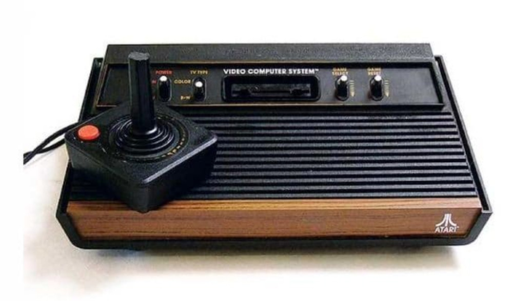 Một trong những cái tên tiên phong cho ngàng công nghiệp máy tính là Atari, ra mắt phiên bản Atari 2600 tháng 9/1977, RAM 128 byte, bộ vi xử lý 1.18 MHz.