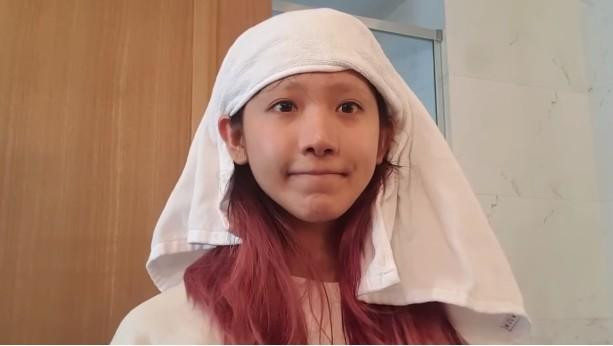 Nữ streamer sau đó phải thực hiện lời hứa ban đầu, cô nàng show cho các fan thấy hình ảnh lông mày nhẵn nhụi của mình ngay trên sóng.