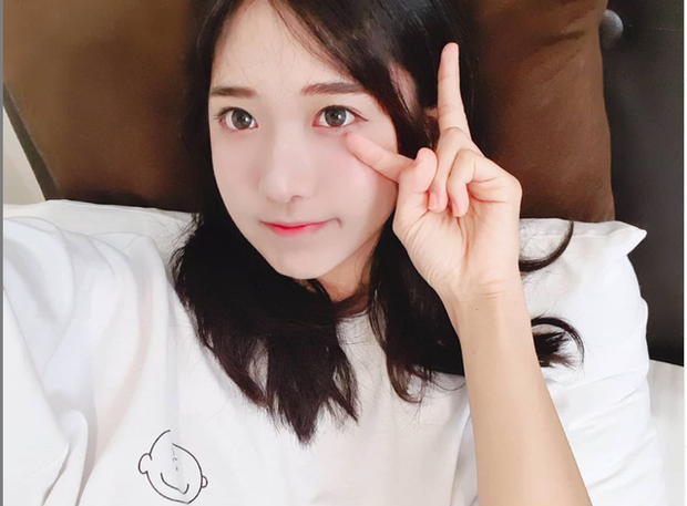 Thế nhưng mới đây thôi nữ streamer này dính phải một lùm xùm "dở khóc dở cười" khi cô nàng lên tiếng thách thức sẽ cạo lông mày khi có người donate 5.000$ (khoảng 120 triệu VND).