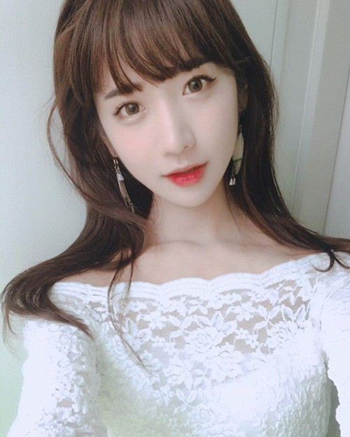 Trước đó nữ streamer này đã từng chịu án phạt trên sóng vì sự cố mặc áo quá mỏng vô tình để lộ vòng một.