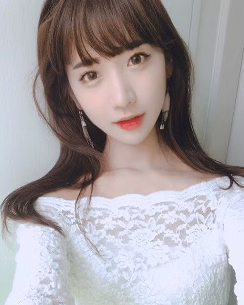 Trước đó nữ streamer này đã từng chịu án phạt trên sóng vì sự cố mặc áo quá mỏng vô tình để lộ vòng một.