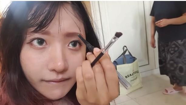 Để khắc phục trong quá trình lông mày mọc lại, nữ streamer chỉ có thể dùng bút trang điểm để ngụy trang cho gương mặt mà thôi.