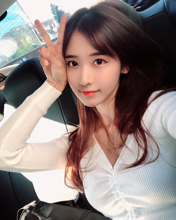 Sở hữu gương mặt xinh xắn, cách tương tác rất dễ thương, cộng thêm việc thường xuyên sử dụng cả 3 thứ tiếng là Hàn, Trung và Anh trên sóng nên lượng người xem của Penguin Girl lúc nào cũng đông đảo.