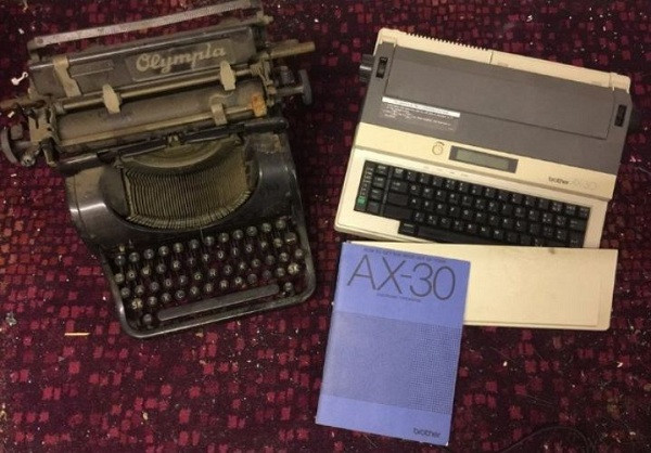 Món đồ công nghệ cổ này là một chiếc máy đánh chữ thời xưa, to gấp nhiều lần những chiếc máy tính xách tay thời nay.