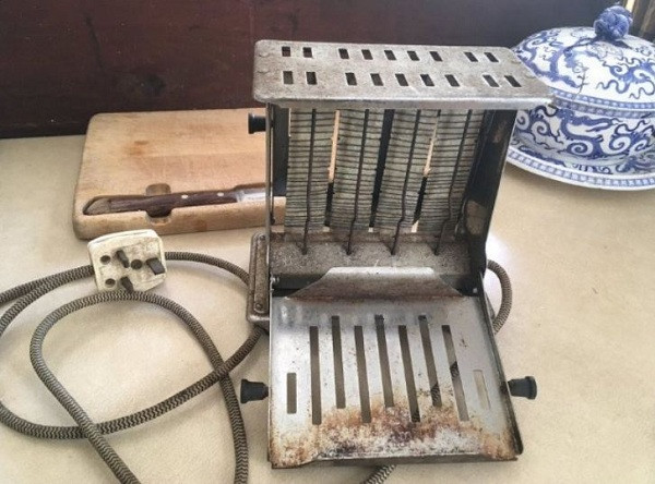 Món đồ han gỉ này là một chiếc máy nướng bánh mì. Và đừng vì vẻ ngoài mà ''khinh thường'', nó vẫn dùng tốt cho đến thời điểm hiện tại.