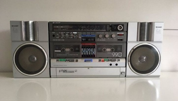 Chiếc cassette dường như không quá xa lạ đối với người Việt Nam sống trong những năm 80, 90 của thế kỷ trước.