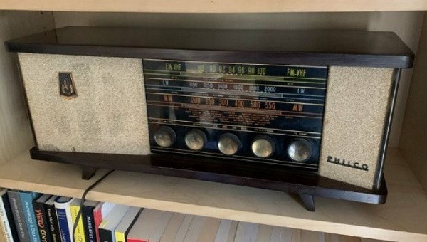 Radio cổ từ năm 1958 với hình dáng cổ điển và âm thanh cũng rất cổ điển.