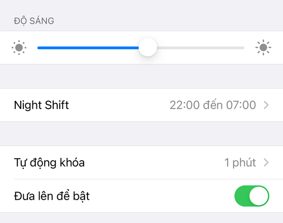 Raise to Wake là tính năng tự động bật sáng màn hình mỗi khi bạn nhấc iPhone lên, cho phép bạn kiểm tra nhanh các thông báo hoặc xem giờ, thay vì phải nhấn nút Home hoặc nút nguồn. Tính năng này đặc biệt hữu ích nhưng nó cũng có thể làm hao pin nếu bạn cầm iPhone khi đi bộ, chạy bộ, khiêu vũ… Do đó, người dùng có thể vô hiệu hóa Raise to Wake bằng cách vào Settings (cài đặt) - Display &amp; Brightness (màn hình và độ sáng) - Raise to wake (đưa lên để bật) - Off (tắt).