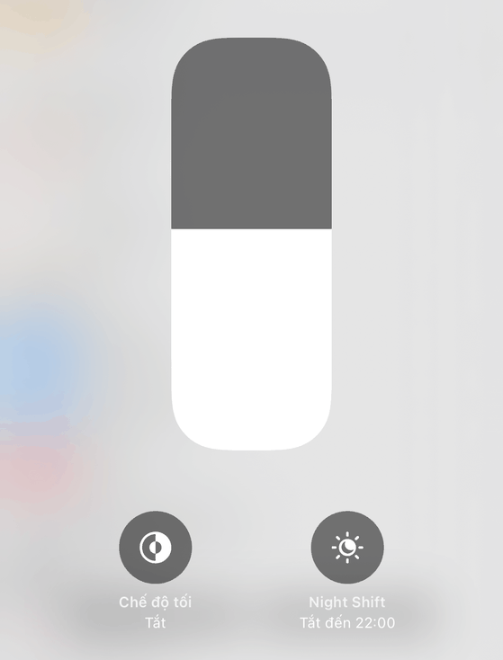 Sử dụng Darkmode (chế độ tối). Bắt đầu từ phiên bản iOS 13, Apple đã bổ sung thêm Dark mode (chế độ tối) trên toàn hệ thống, áp dụng cho cả widget và một số ứng dụng. Với các bản iOs thấp hơn, chế độ đơn sắc cũng giúp hạn chế hao pin đáng kể.