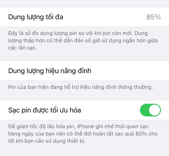 Sạc pin đúng cách. Dung lượng pin trên iPhone sẽ giảm dần theo thời gian. Nếu sức khỏe của viên pin còn 50-60%, đã đến lúc người dùng nên thay pin cho thiết bị. Để tối ưu hóa sức khỏe viên pin, bạn hãy vào Settings (cài đặt) - Battery (pin) - Battery Health (tình trạng pin) và kích hoạt tùy chọn Optimised Battery Charging (tối ưu hóa sạc pin).